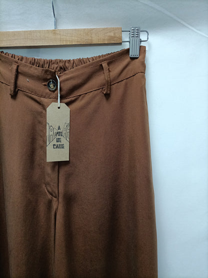 A PIE DE CALLE . Pantalón culotte marrón T.xs/s