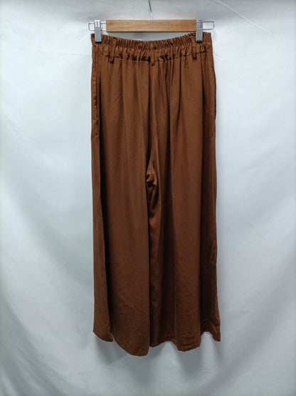 A PIE DE CALLE . Pantalón culotte marrón T.xs/s