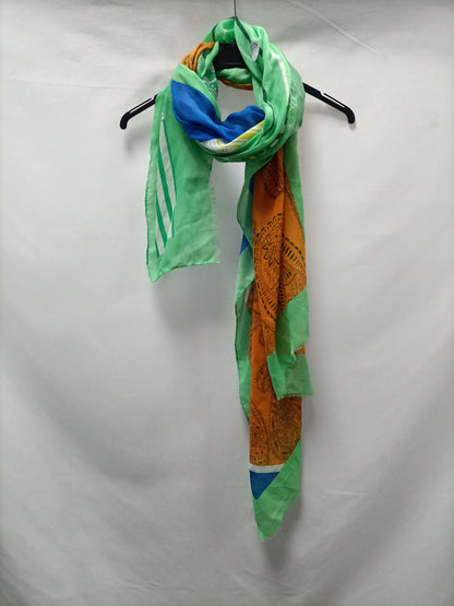 A PIE DE CALLE . Fular fluido estampado