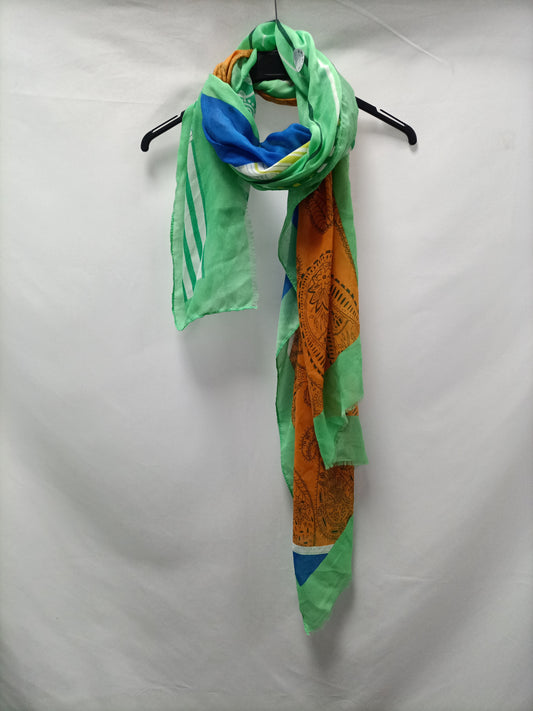 A PIE DE CALLE . Fular fluido estampado