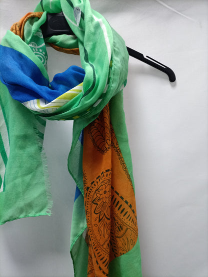 A PIE DE CALLE . Fular fluido estampado