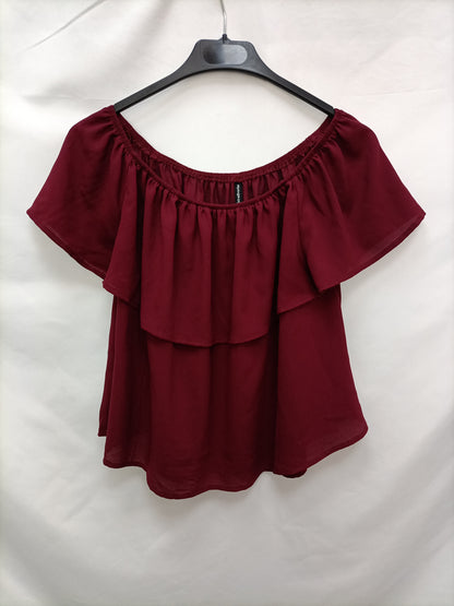 STRADIVARIUS. Top burdeos volante T.s