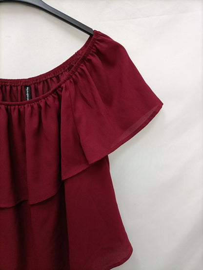 STRADIVARIUS. Top burdeos volante T.s
