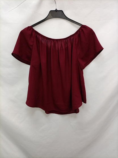 STRADIVARIUS. Top burdeos volante T.s