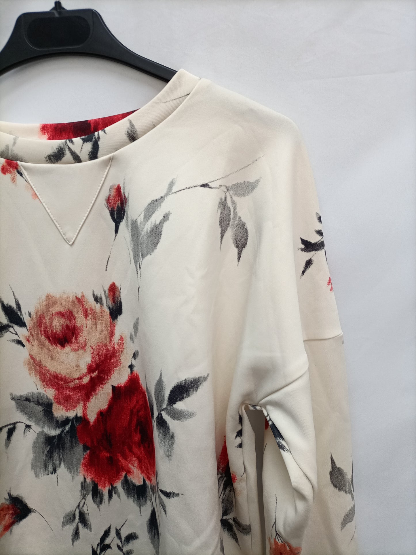 ZARA. Sudadera beige flores T.m