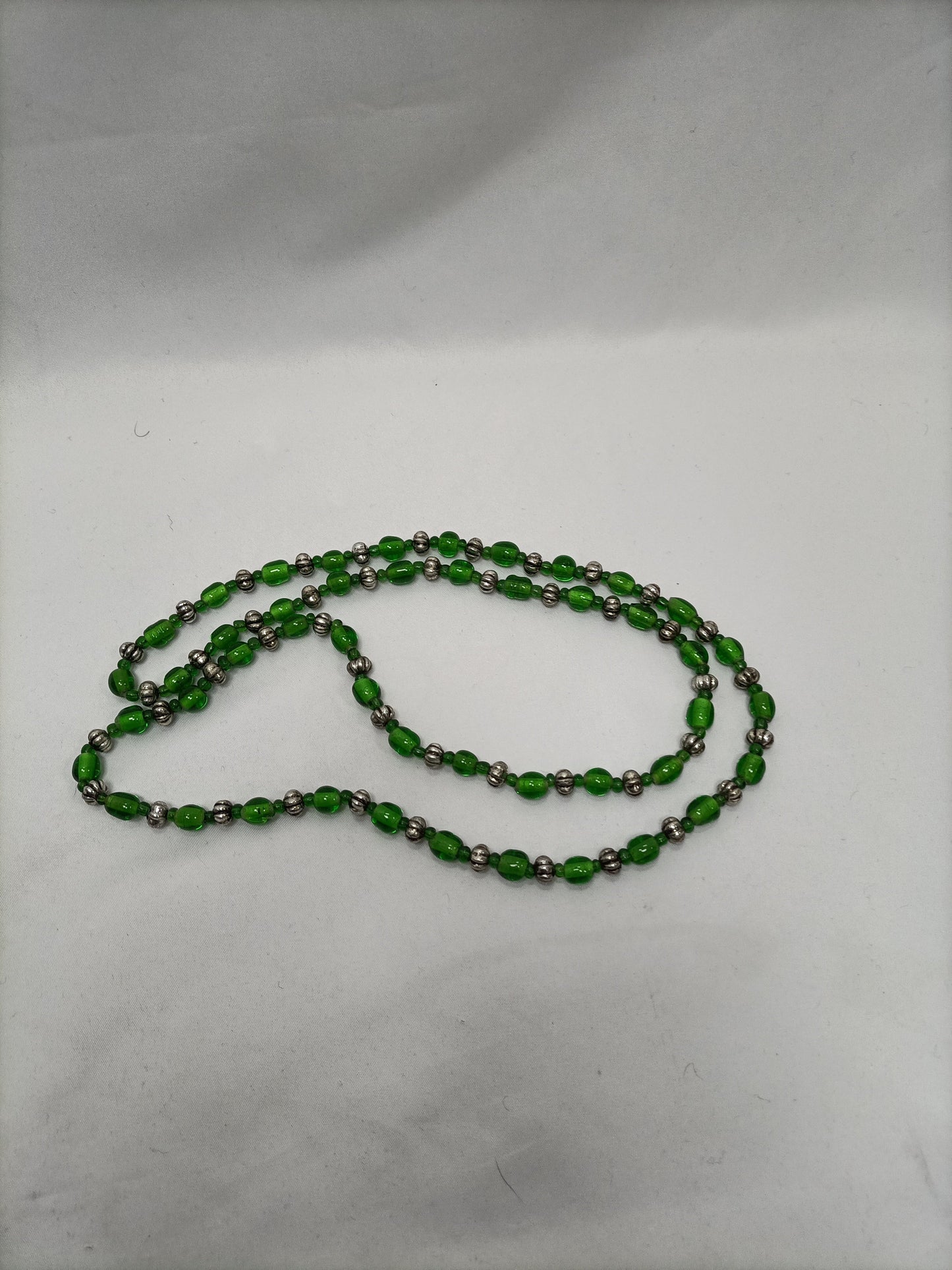 OTRAS. Collar bolitas verde