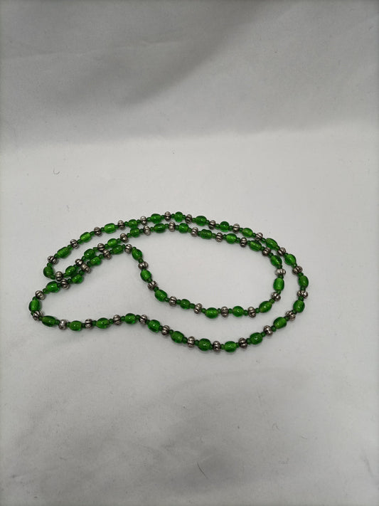 OTRAS. Collar bolitas verde