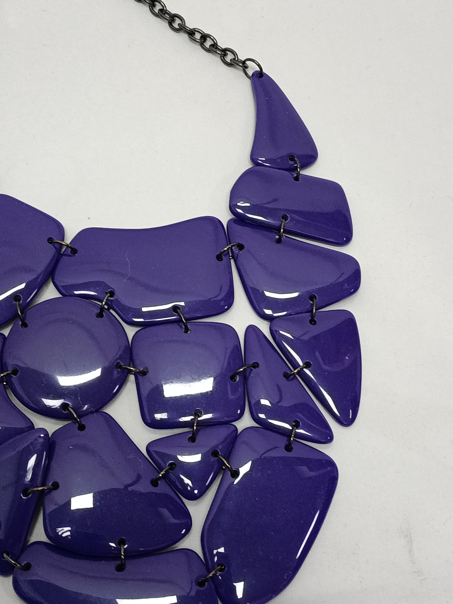 OTRAS. Collar abalorios morados