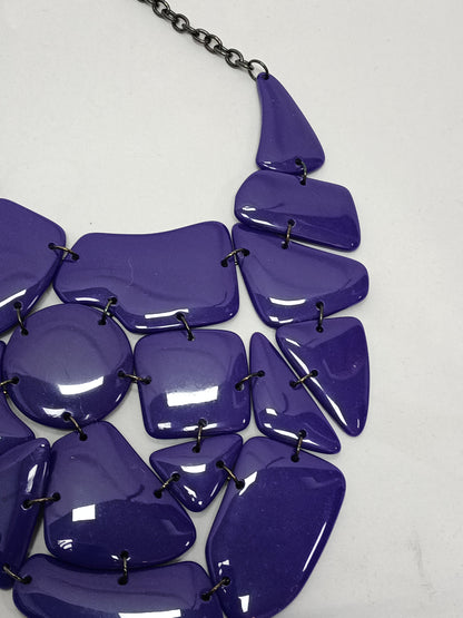 OTRAS. Collar abalorios morados