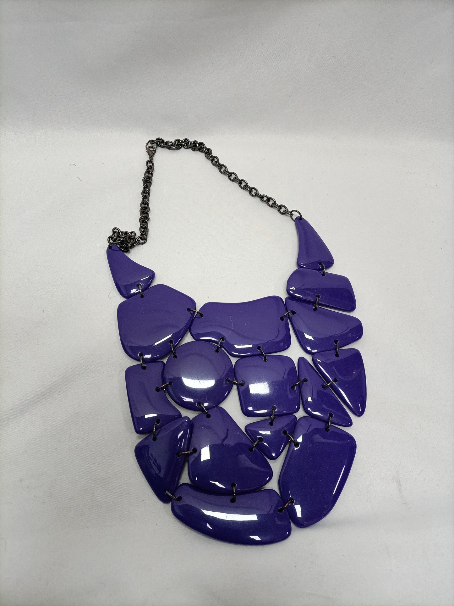 OTRAS. Collar abalorios morados