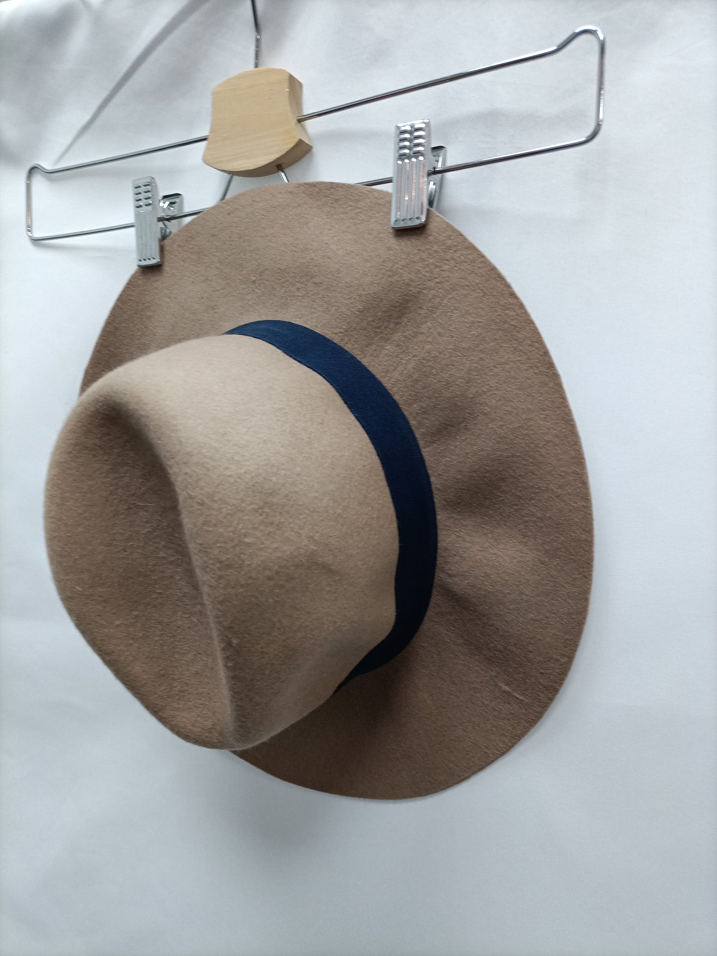 OTRAS. Sombrero paño beige Tu