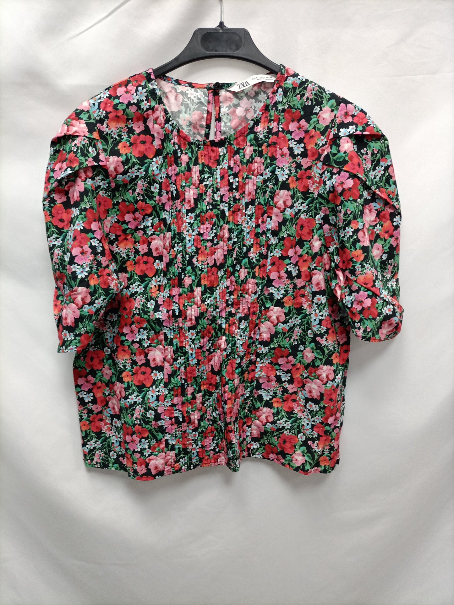 ZARA. Blusa negra flores T.s