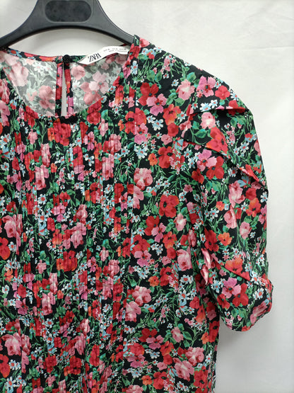 ZARA. Blusa negra flores T.s