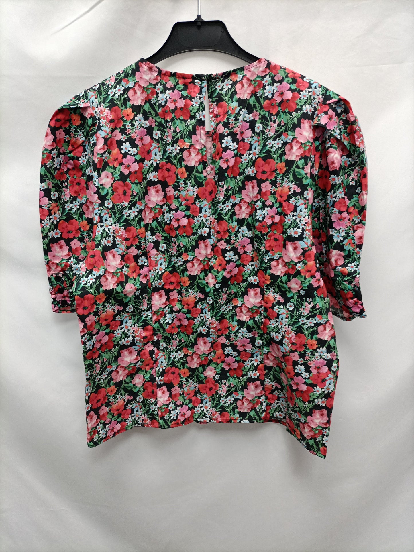 ZARA. Blusa negra flores T.s