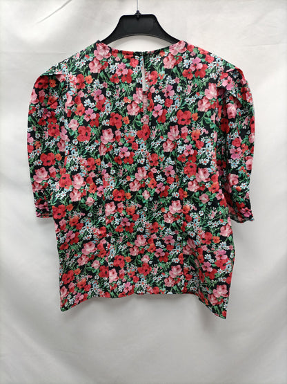 ZARA. Blusa negra flores T.s