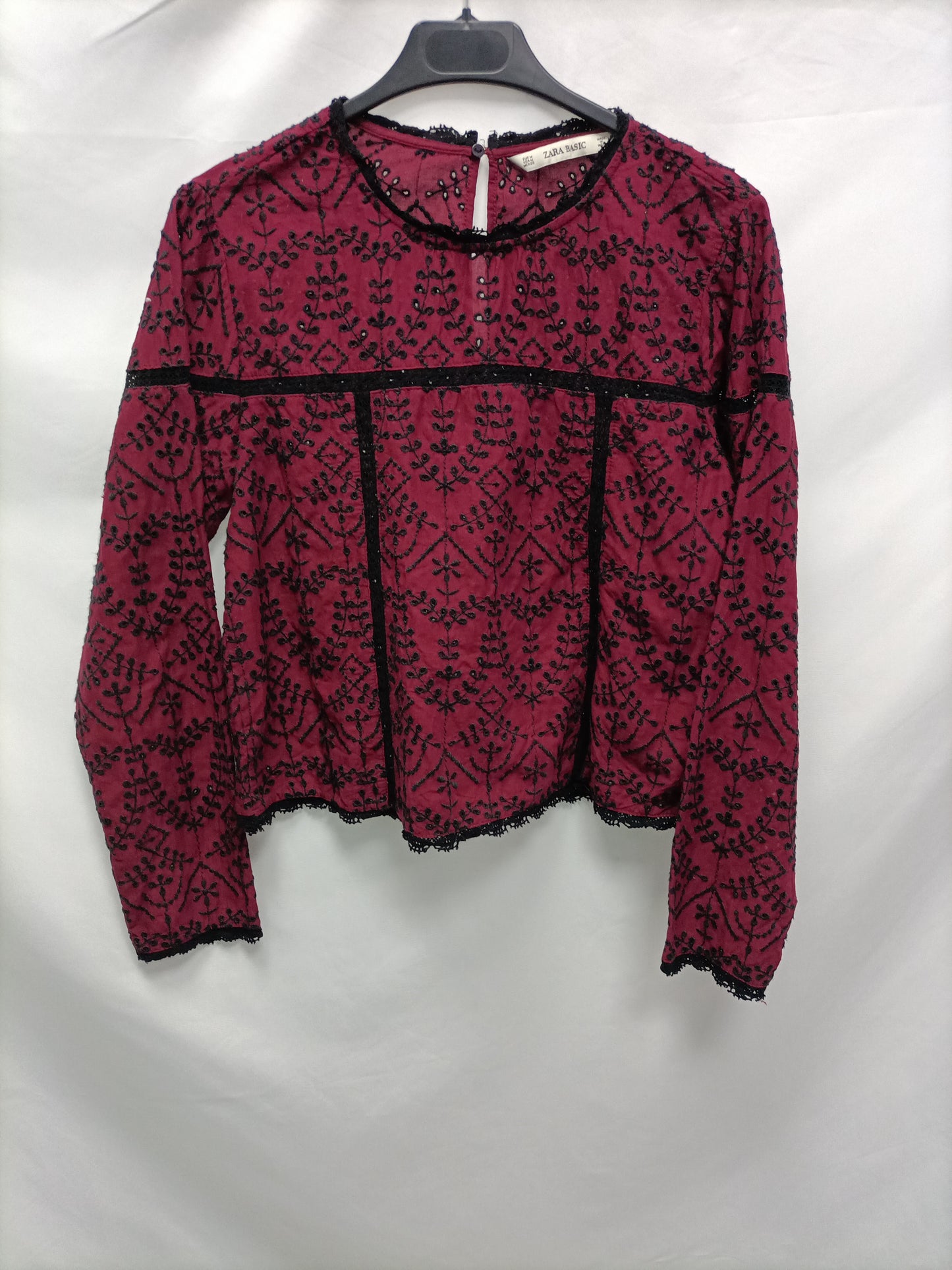 ZARA. Blusa burdeos bordada T.m