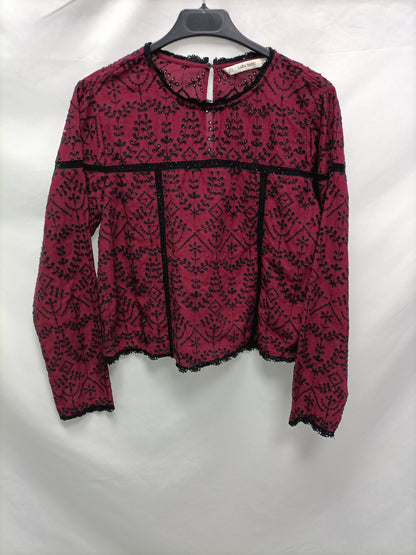ZARA. Blusa burdeos bordada T.m