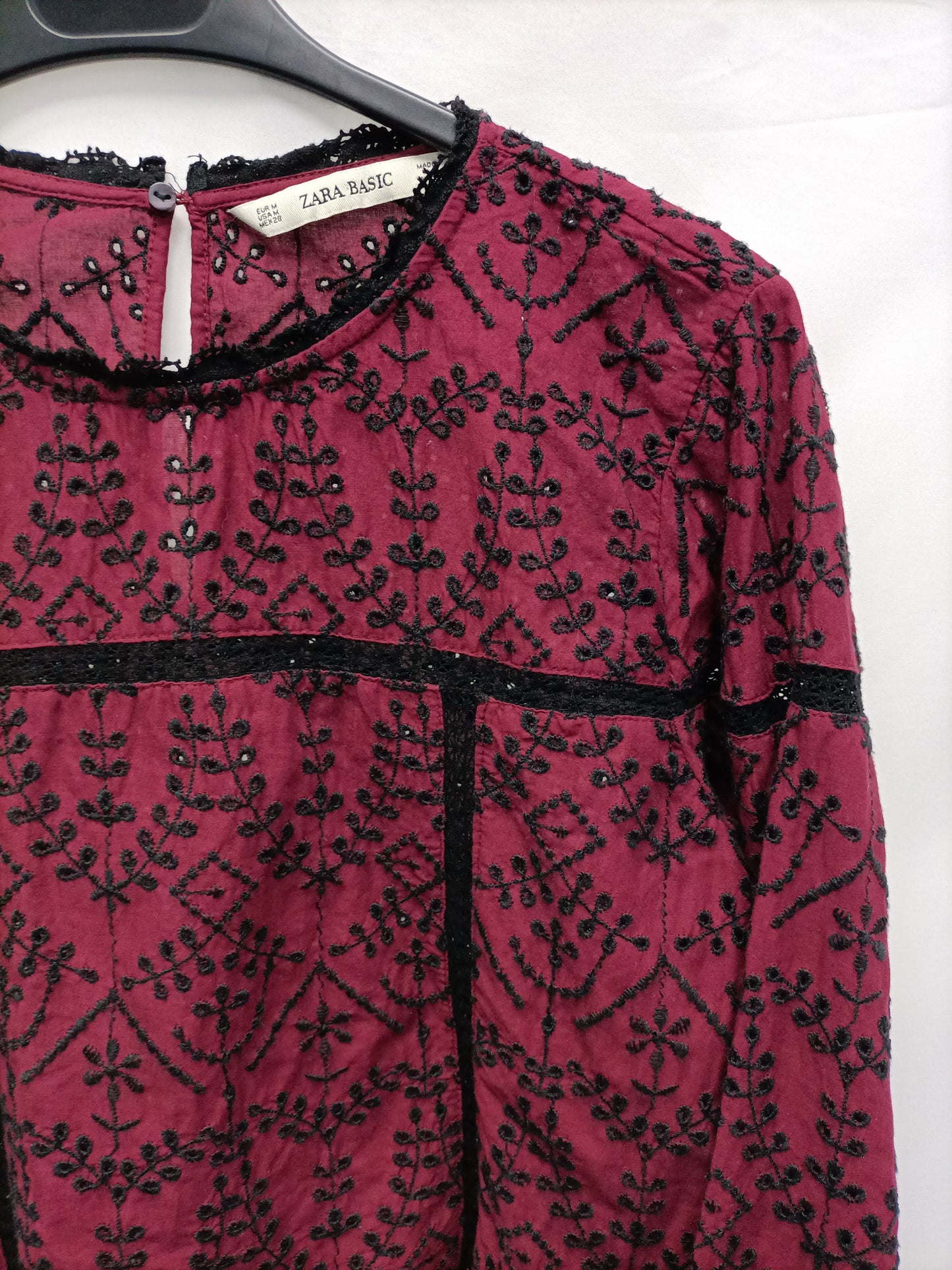 ZARA. Blusa burdeos bordada T.m
