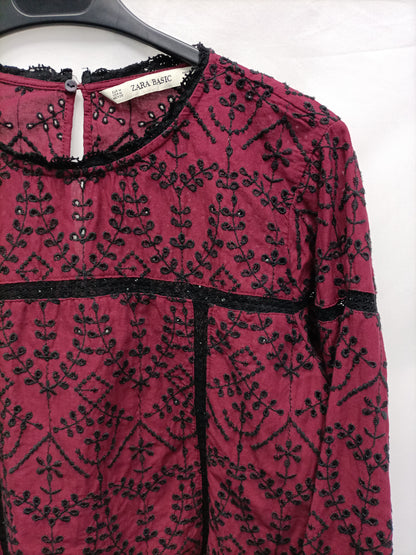 ZARA. Blusa burdeos bordada T.m