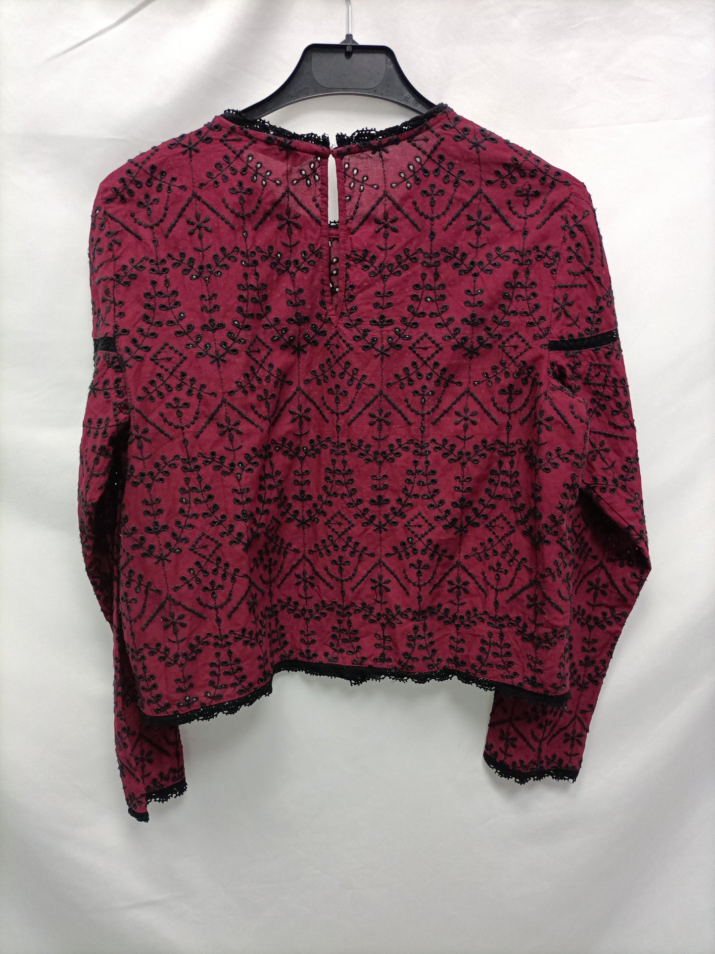 ZARA. Blusa burdeos bordada T.m