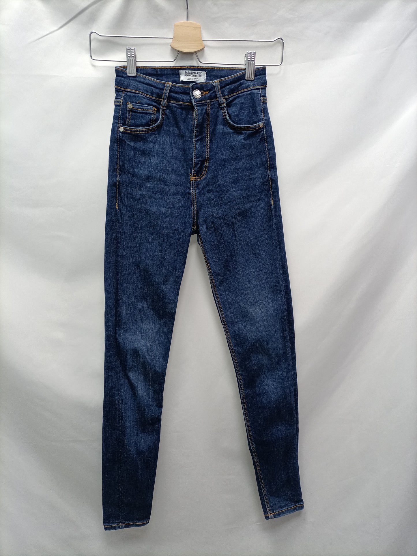 ZARA. Pantalón vaquero oscuro T.34