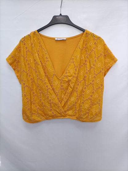 ZARA. Short die-cut T-shirt Tm