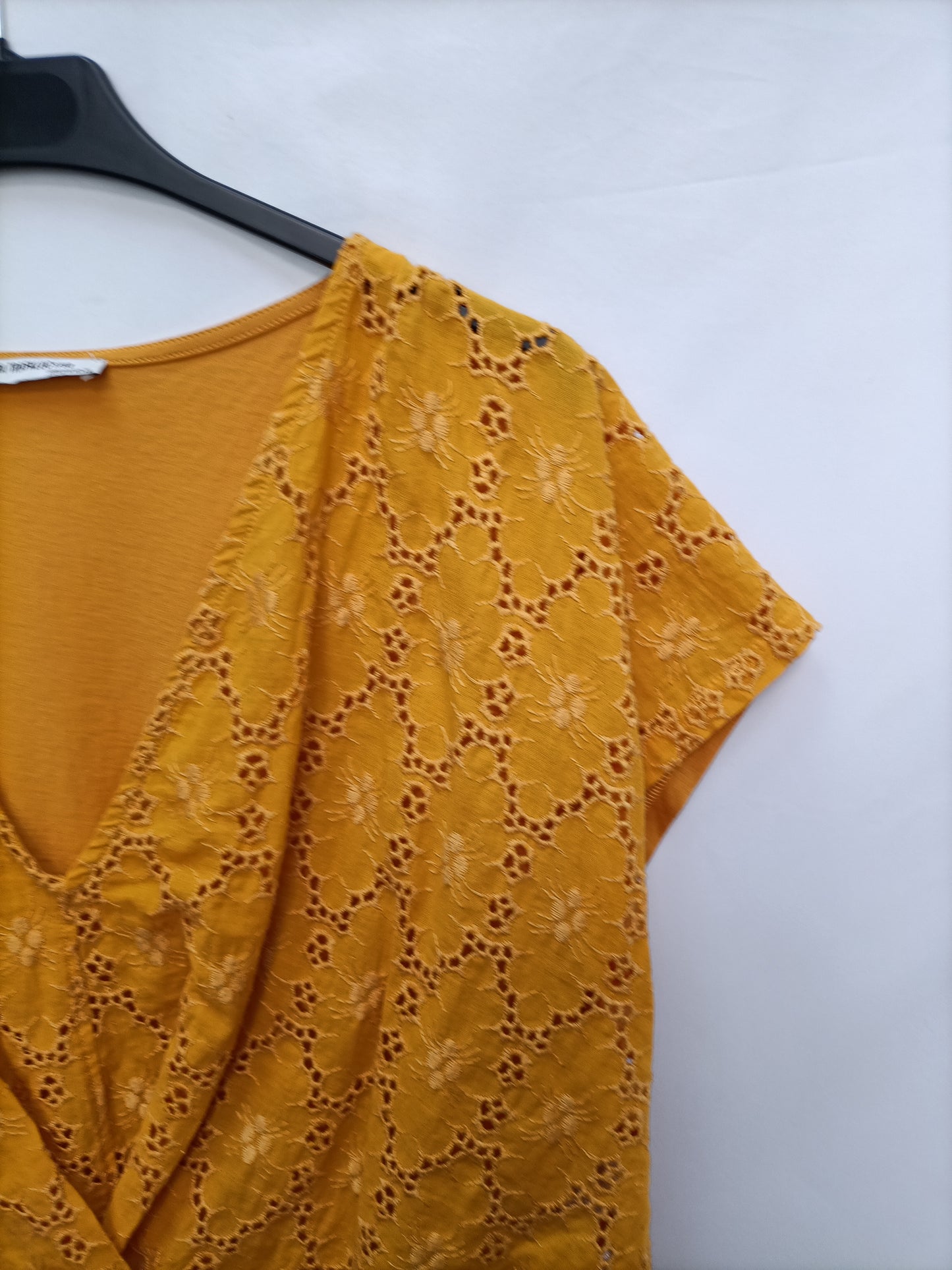 ZARA. Short die-cut T-shirt Tm