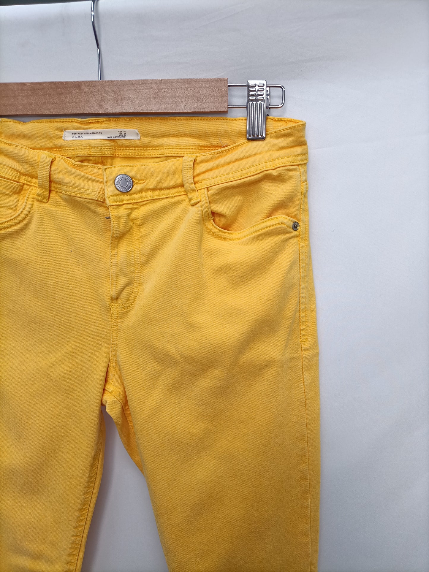 ZARA. Pantalón pitillo amarillo T.40