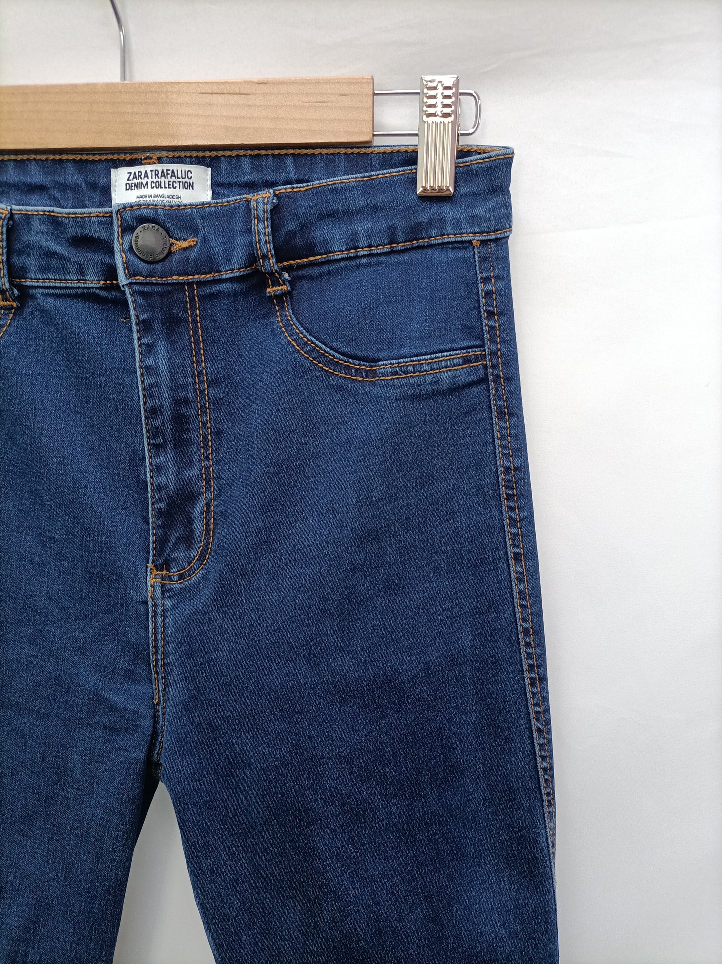 ZARA.  Pantalón vaquero Leggins T.38