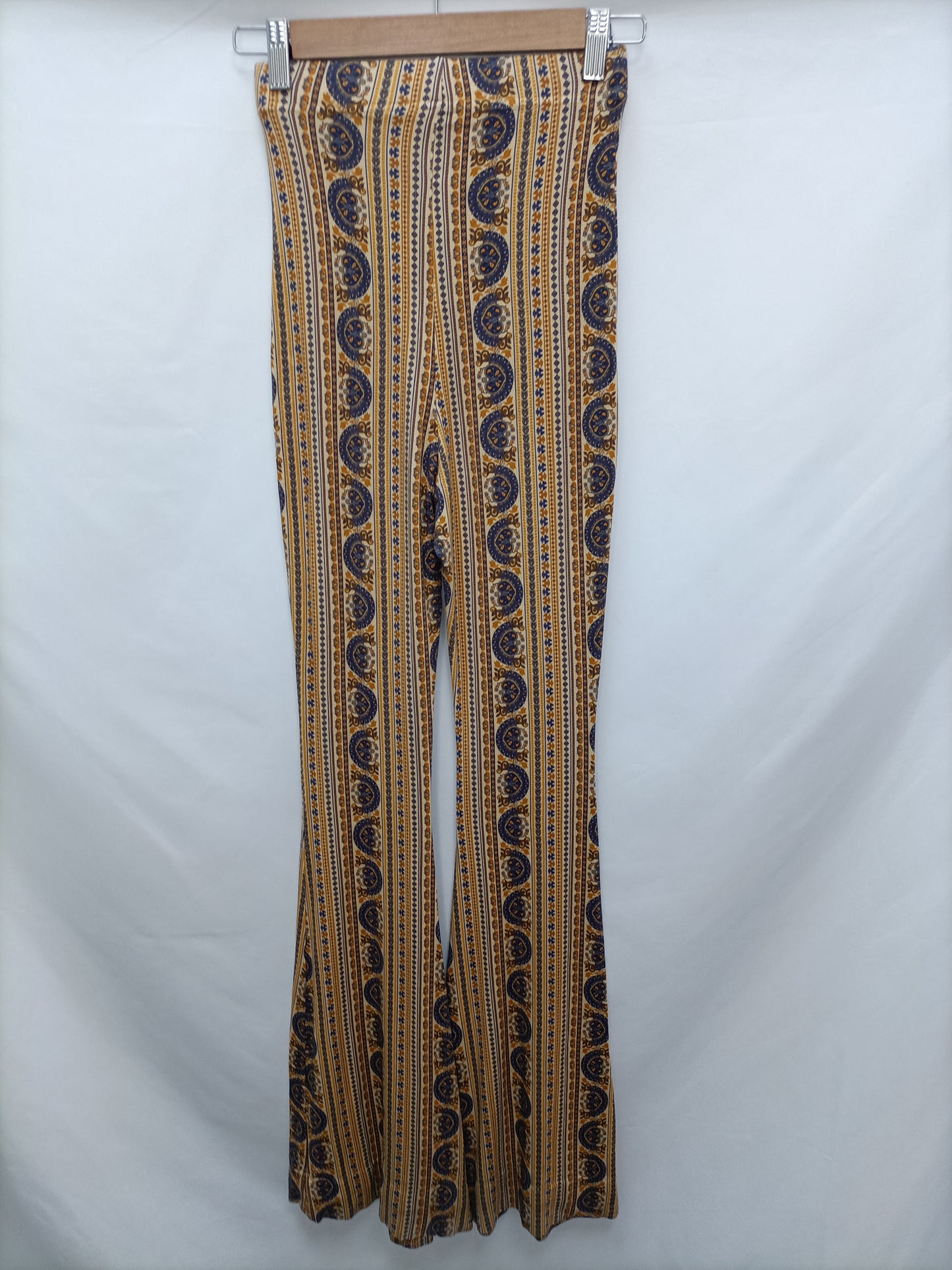 OTRAS.  Pantalón estampado campana T.s