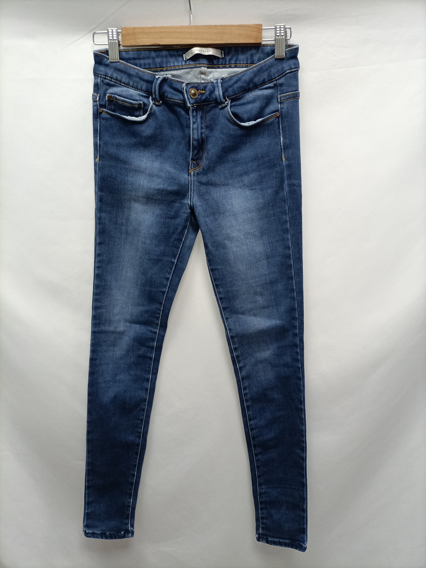 ZARA. Vaquero efecto desgastado T.38