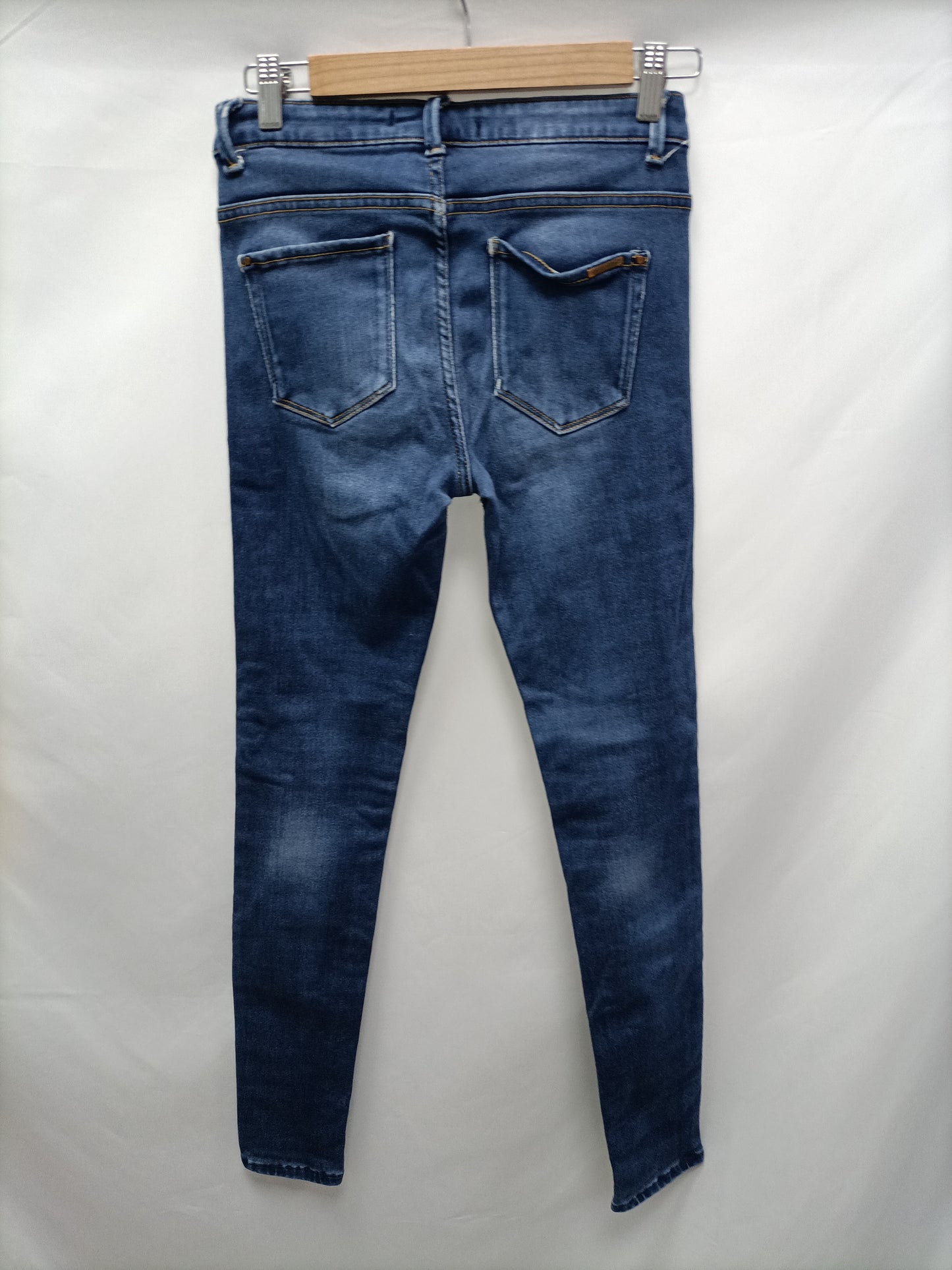 ZARA. Vaquero efecto desgastado T.38