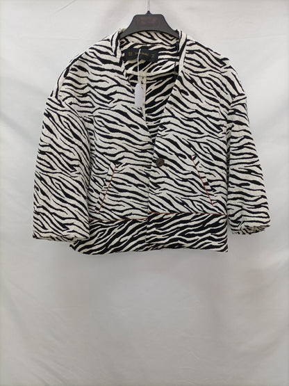 Market. ZARA. Chaqueta estampado cebra T.xs
