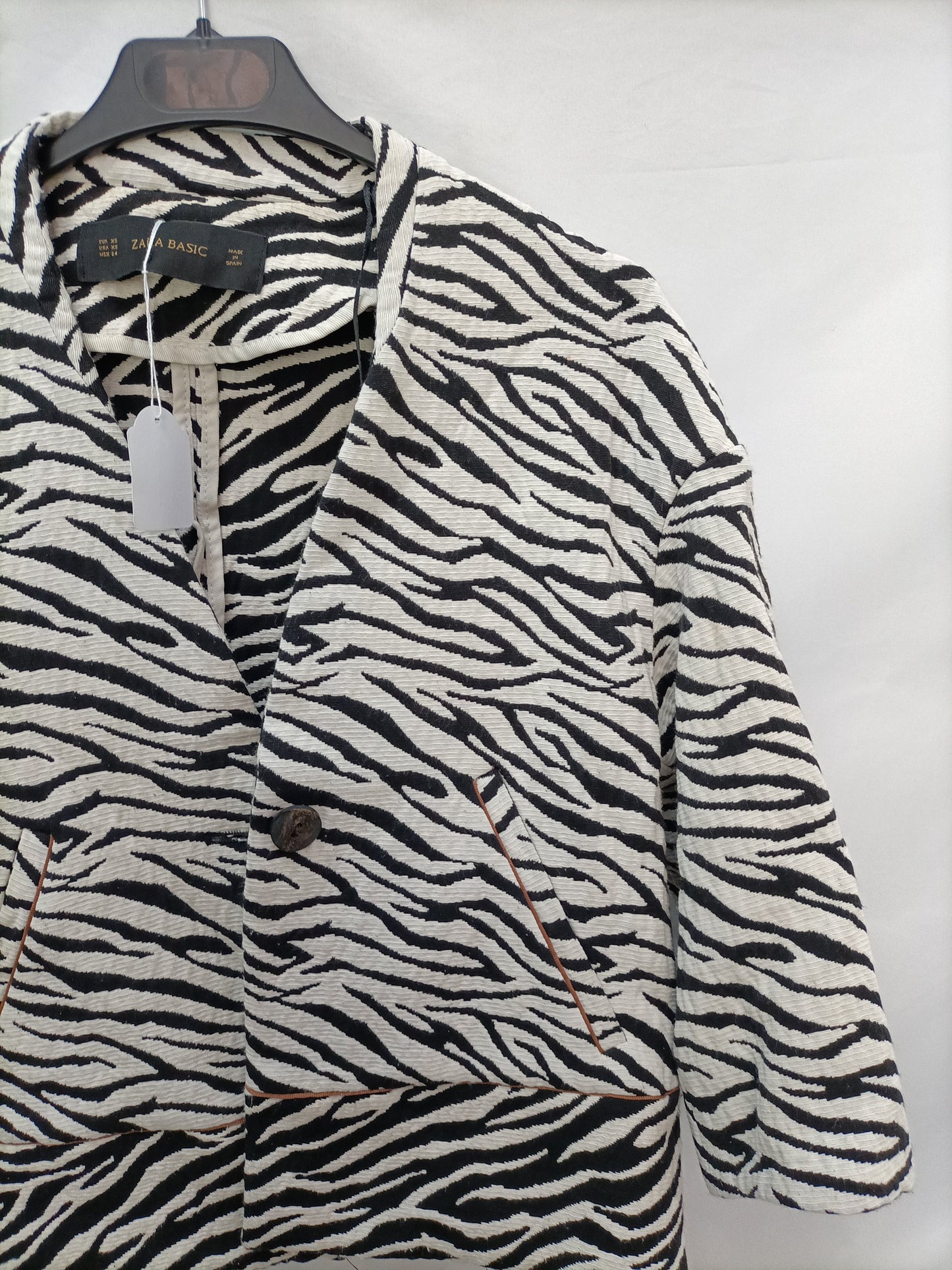 Market. ZARA. Chaqueta estampado cebra T.xs