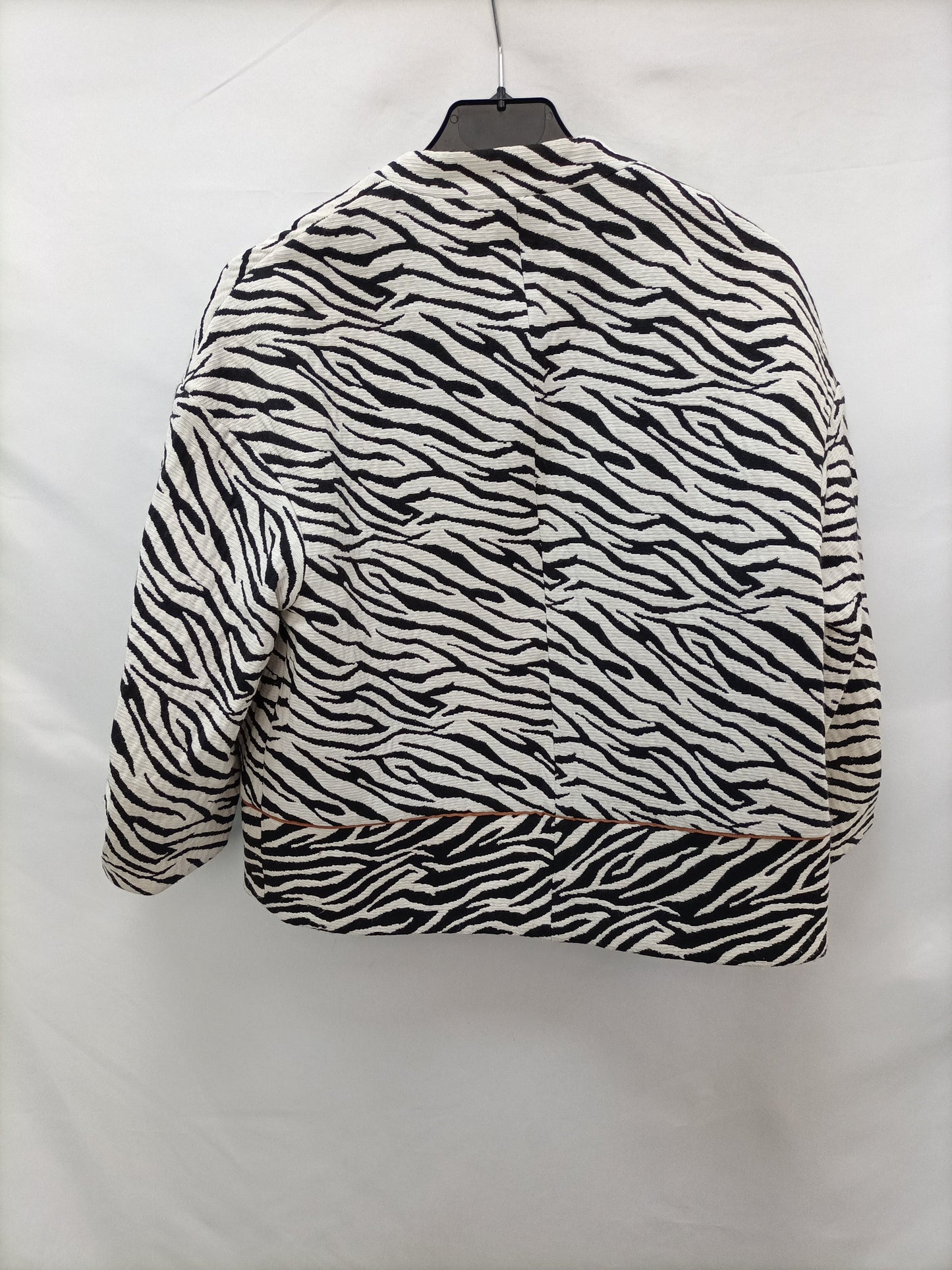 Market. ZARA. Chaqueta estampado cebra T.xs