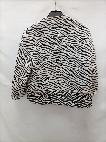 Market. ZARA. Chaqueta estampado cebra T.xs