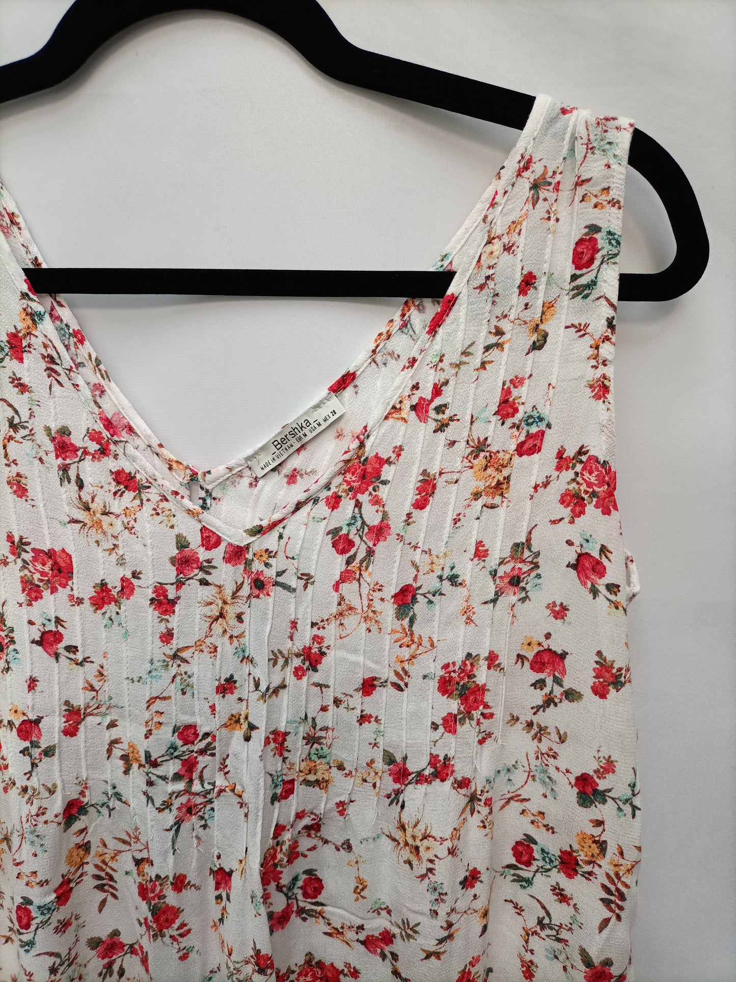 BERSHKA. Blusa blanca florss T.m