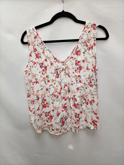 BERSHKA. Blusa blanca florss T.m