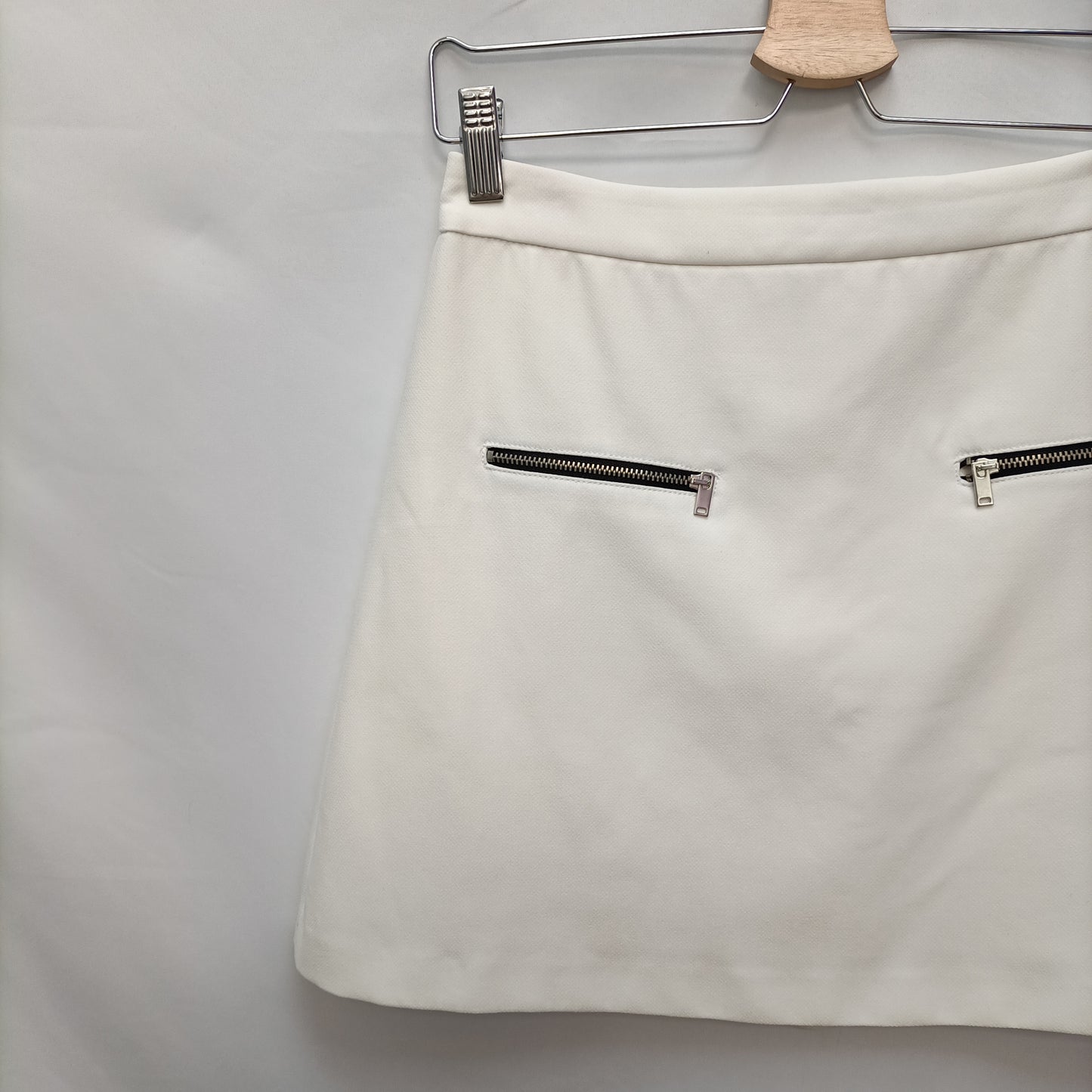 ZARA. Falda blanca cremallera T.s