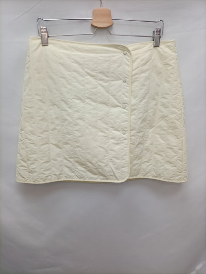 ZARA. Falda corta beige   T.xl