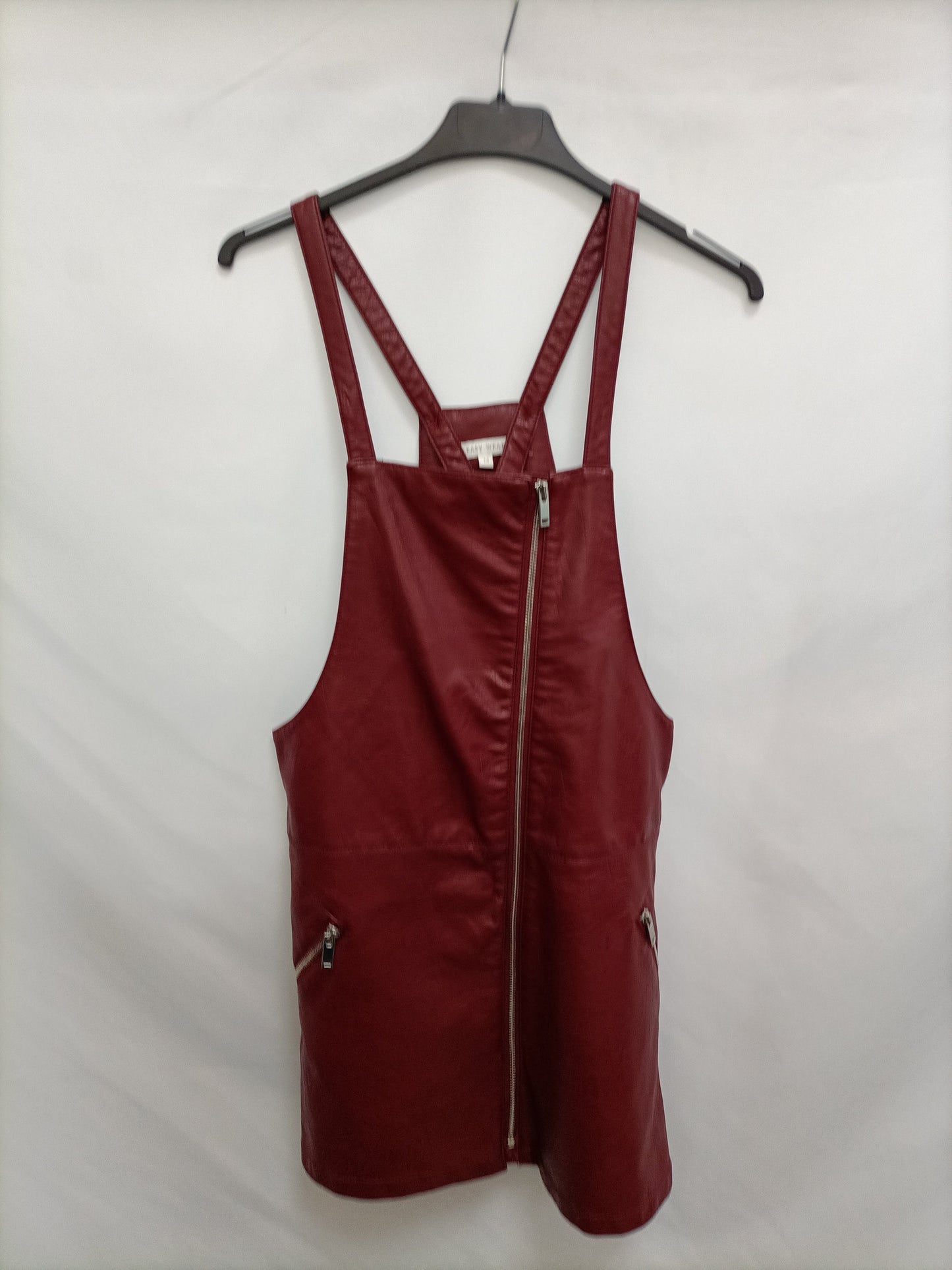 EASY WEAR. Peto burdeos polipiel T.m