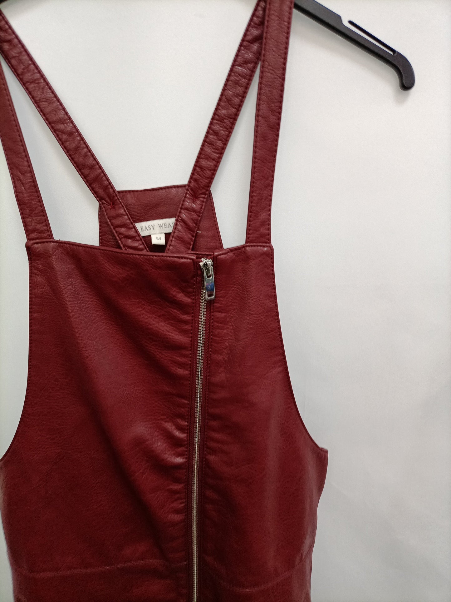 EASY WEAR. Peto burdeos polipiel T.m