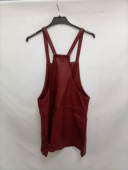 EASY WEAR. Peto burdeos polipiel T.m