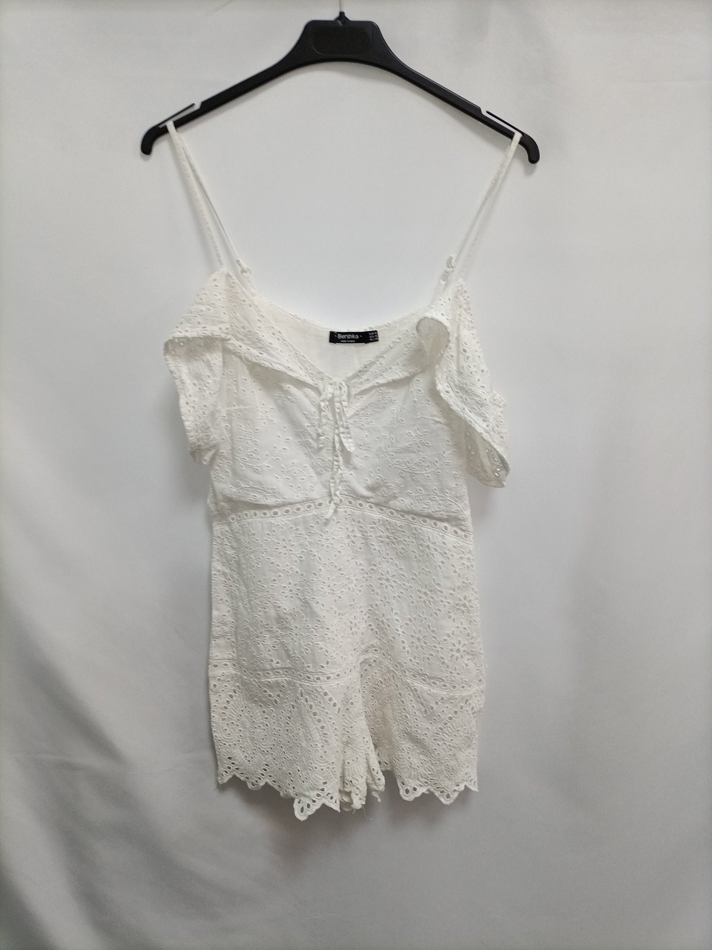 BERSHKA. Mono blanco troquelado T.m