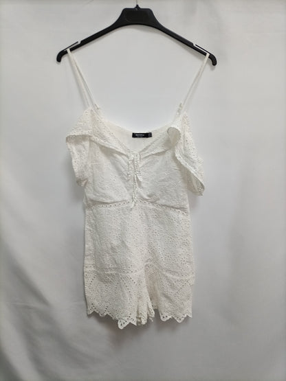 BERSHKA. Mono blanco troquelado T.m