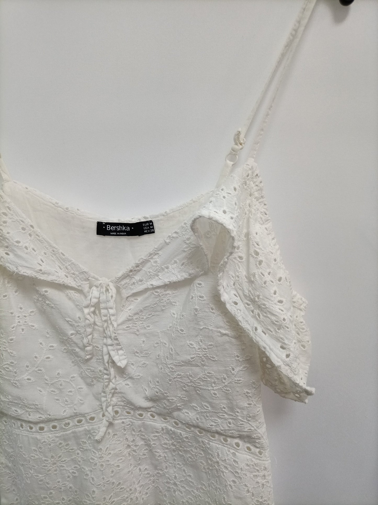 BERSHKA. Mono blanco troquelado T.m