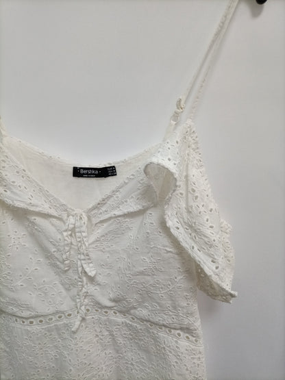 BERSHKA. Mono blanco troquelado T.m