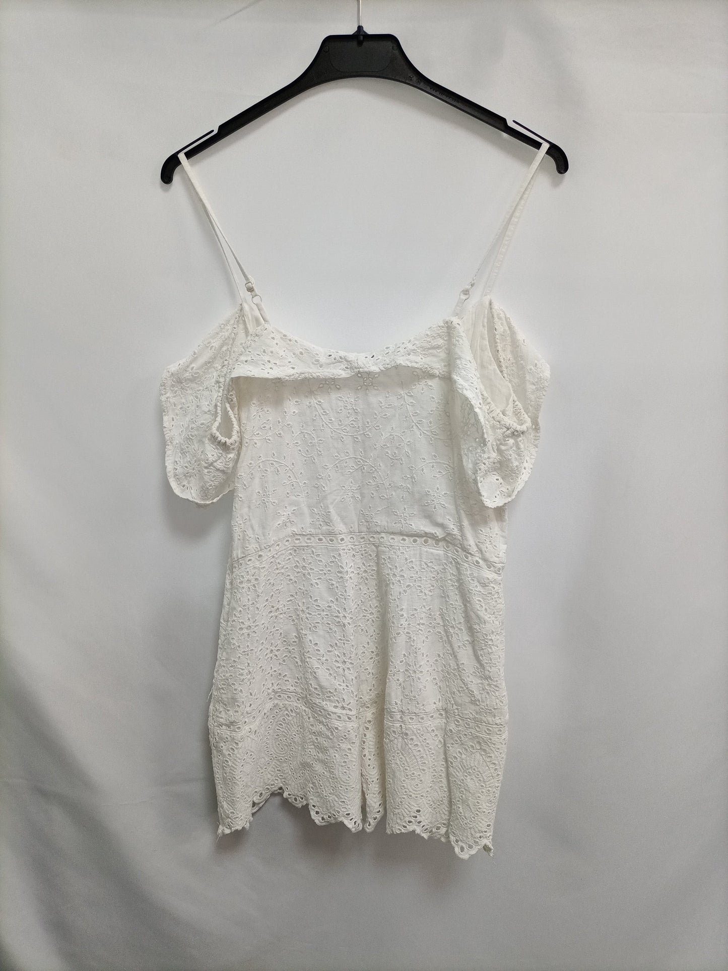 BERSHKA. Mono blanco troquelado T.m