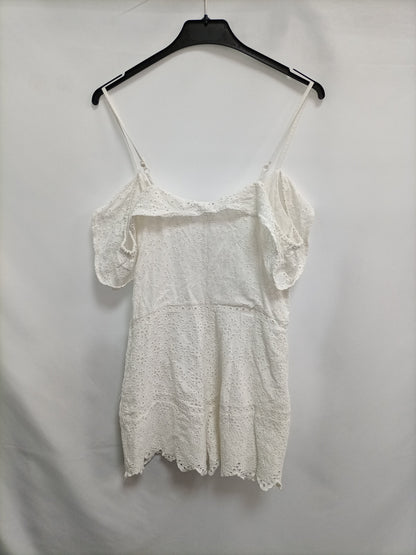 BERSHKA. Mono blanco troquelado T.m
