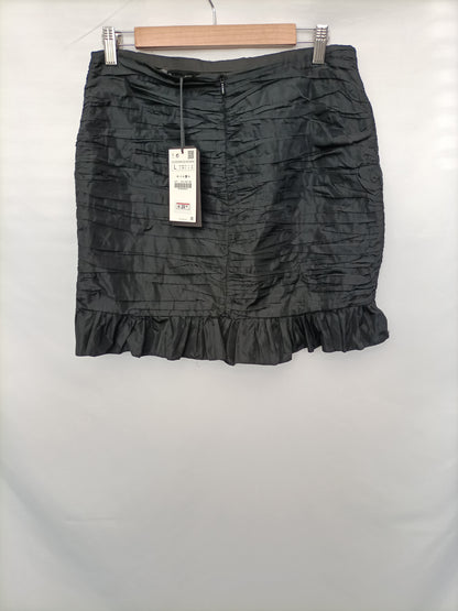 ZARA. Black gathered skirt TL
